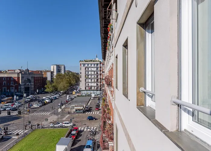 Central Milan Apartments - Duomo And Navigli, Bright With Balcony